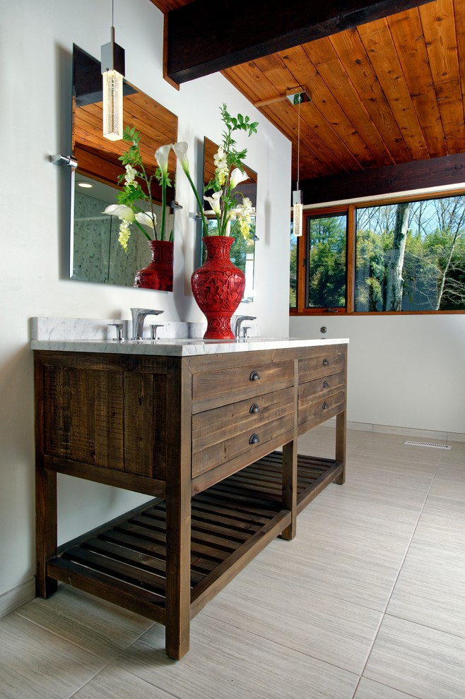 Immagine di una stanza da bagno chic di medie dimensioni con consolle stile comò e top in marmo