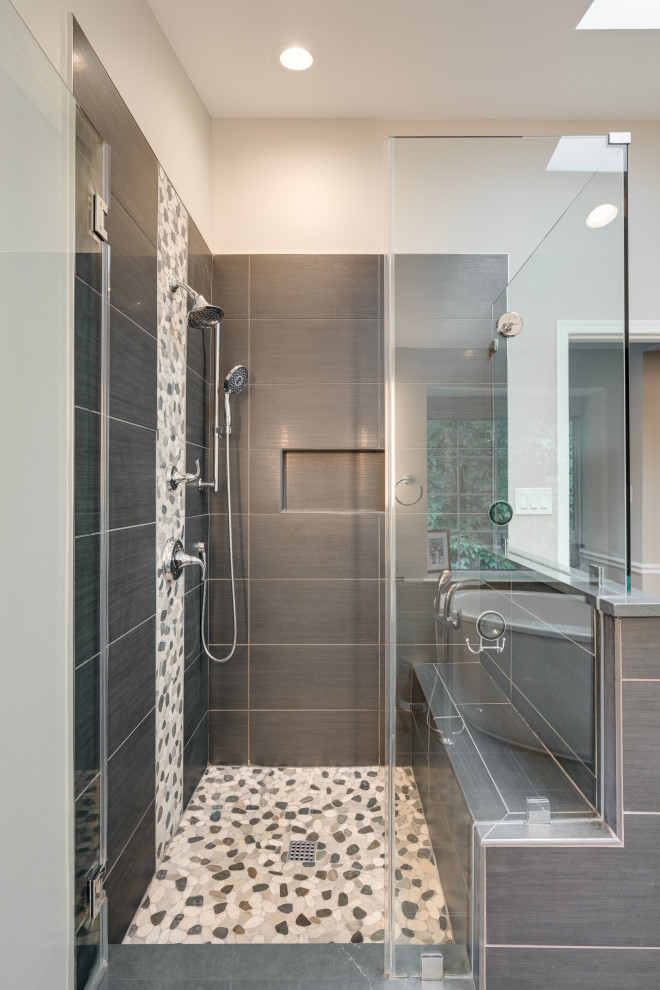 Aménagement d'une salle de bain principale classique de taille moyenne avec un placard à porte shaker, des portes de placard blanches, une baignoire indépendante, une vasque, un plan de toilette en quartz modifié et une cabine de douche à porte battante.