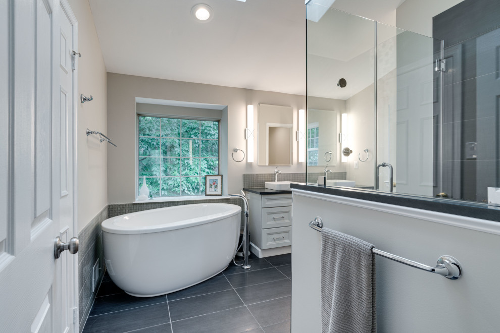 Idéer för mellanstora vintage en-suite badrum, med skåp i shakerstil, vita skåp, ett fristående badkar, ett fristående handfat, bänkskiva i kvarts och dusch med gångjärnsdörr