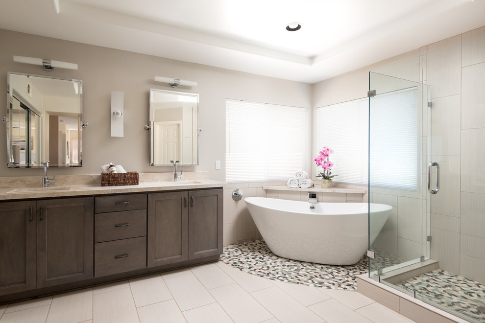 На фото: ванная комната в стиле неоклассика (современная классика) с душем с распашными дверями с