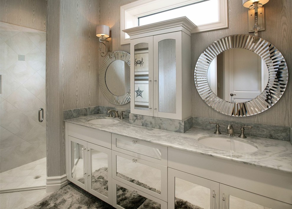 Inredning av ett klassiskt badrum, med ett undermonterad handfat, skåp i shakerstil, vita skåp, en dusch i en alkov och grå kakel