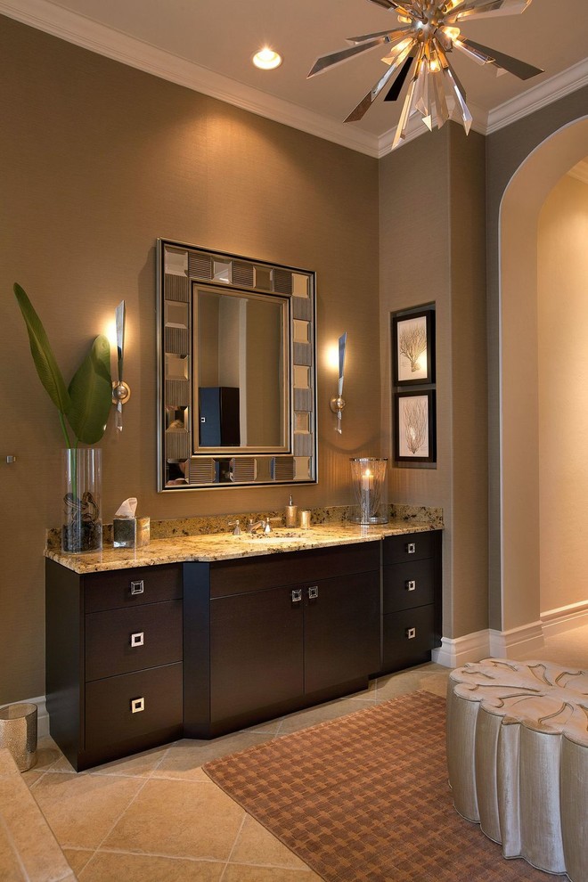 Пример оригинального дизайна: большая главная ванная комната в стиле неоклассика (современная классика) с плоскими фасадами, серыми стенами, полом из керамической плитки и монолитной раковиной