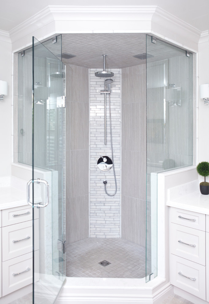 Immagine di una stanza da bagno chic con ante in stile shaker, ante bianche, doccia ad angolo e piastrelle grigie