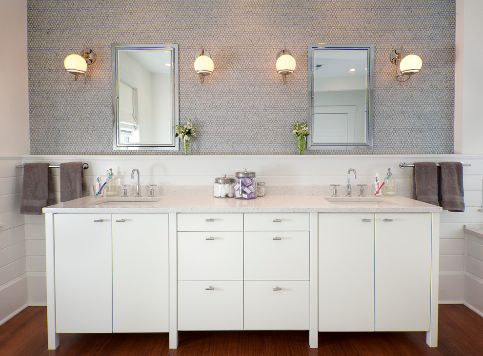 Ispirazione per una stanza da bagno tradizionale con lavabo sottopiano, ante lisce, ante bianche, piastrelle grigie e piastrelle diamantate