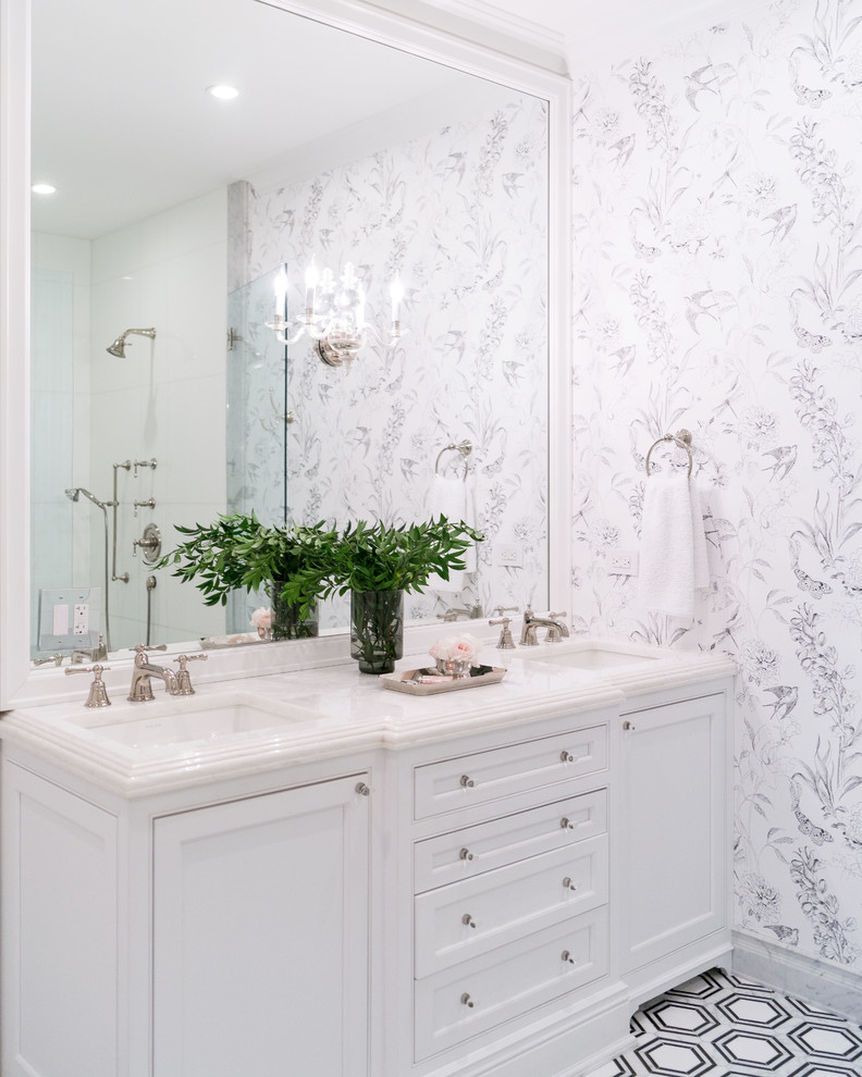 Modelo de cuarto de baño azulejo de dos tonos tradicional renovado con armarios con rebordes decorativos, puertas de armario blancas, paredes blancas, lavabo bajoencimera, suelo multicolor y encimeras blancas
