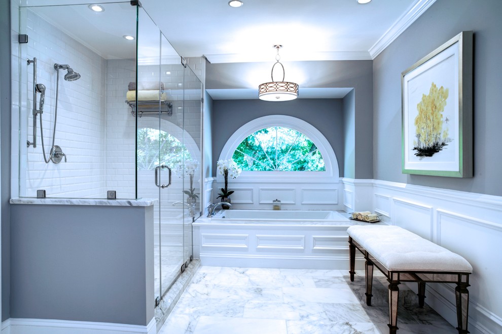 Inspiration pour une grande salle de bain principale traditionnelle avec un placard avec porte à panneau surélevé, des portes de placard blanches, une baignoire en alcôve, une douche d'angle, un carrelage blanc, un carrelage métro, un mur gris, un sol en marbre, un lavabo encastré et un plan de toilette en marbre.