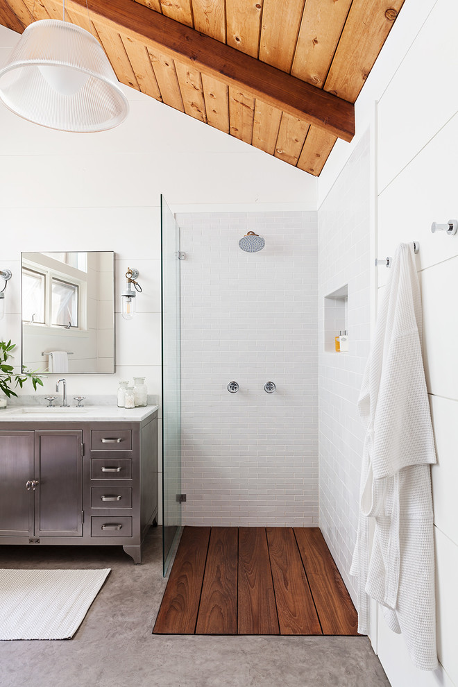 Свежая идея для дизайна: ванная комната в стиле неоклассика (современная классика) с темными деревянными фасадами, открытым душем, белой плиткой, белыми стенами, бетонным полом, врезной раковиной, открытым душем и фасадами в стиле шейкер - отличное фото интерьера