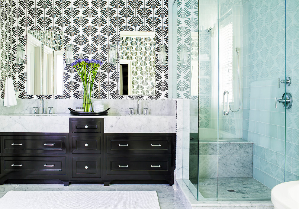Foto de cuarto de baño principal tradicional renovado con puertas de armario negras, suelo de mármol, encimera de mármol, armarios con paneles empotrados y espejo con luz