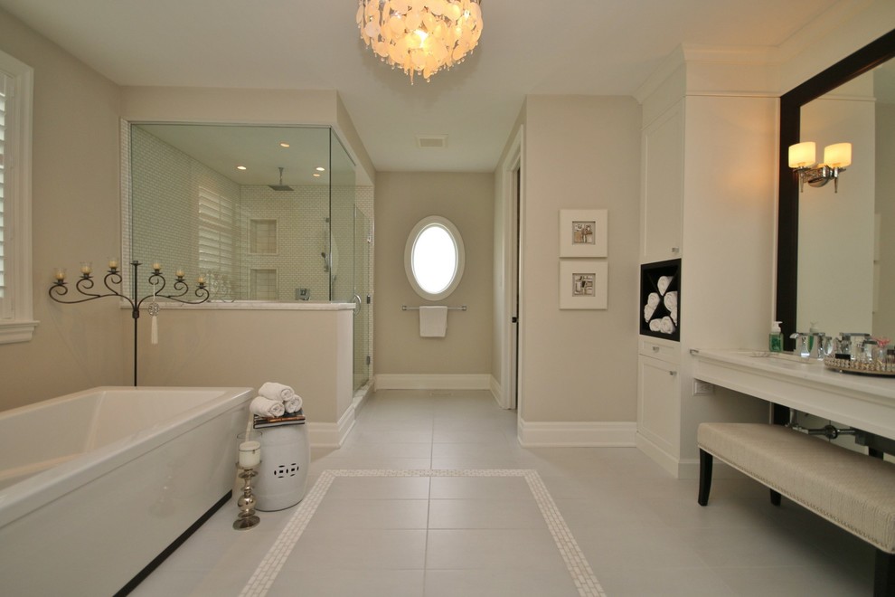 Idee per una stanza da bagno padronale chic con ante bianche, top in marmo, vasca freestanding, piastrelle grigie e pareti beige