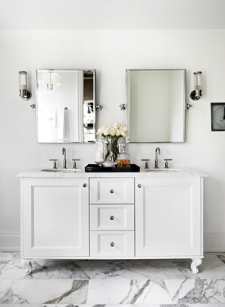 Свежая идея для дизайна: ванная комната в стиле неоклассика (современная классика) с врезной раковиной, фасадами с утопленной филенкой, белыми фасадами, белой плиткой и каменной плиткой - отличное фото интерьера