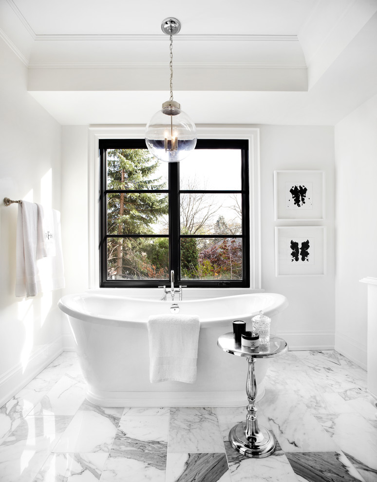 Идея дизайна: ванная комната в стиле неоклассика (современная классика) с отдельно стоящей ванной и окном