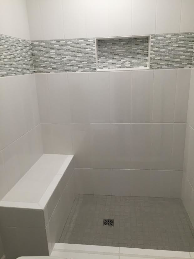 Idées déco pour une petite salle de bain classique avec un carrelage gris, un carrelage blanc et des carreaux de céramique.