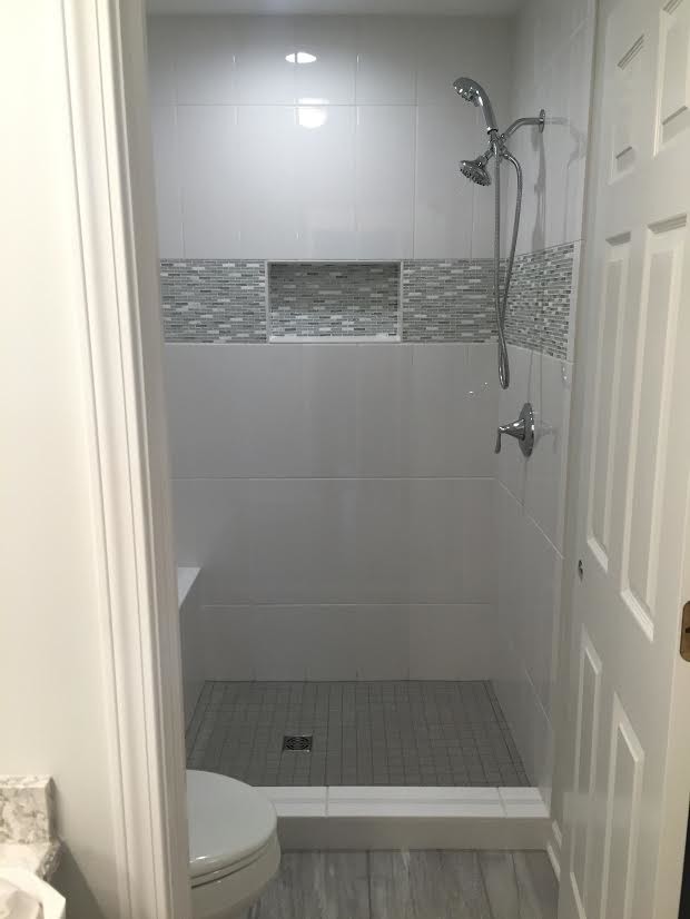Modelo de cuarto de baño clásico renovado pequeño con ducha empotrada, baldosas y/o azulejos grises, baldosas y/o azulejos blancos, baldosas y/o azulejos de cerámica, suelo de baldosas de porcelana y aseo y ducha