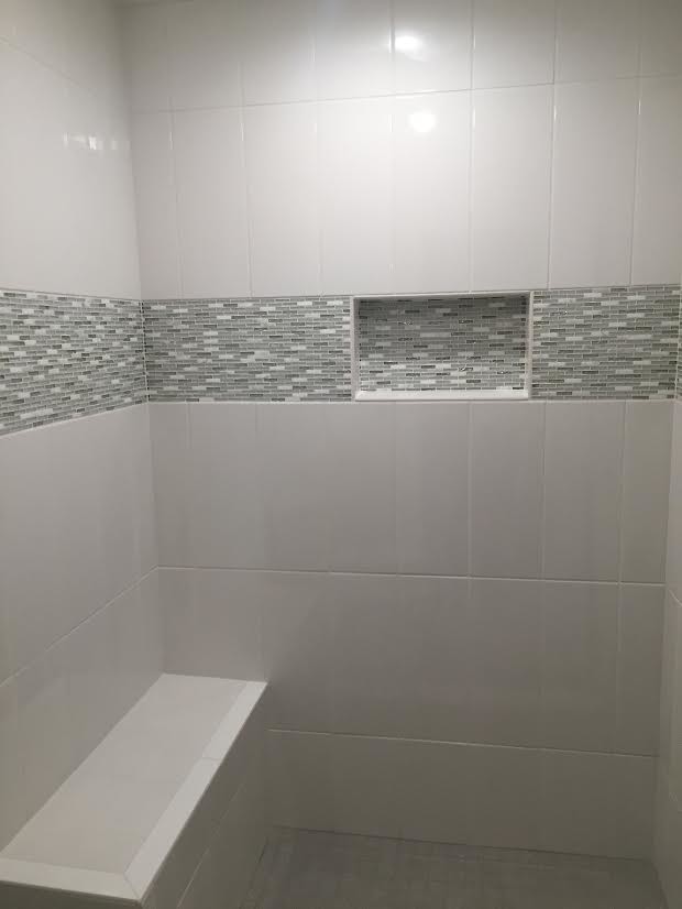 Idee per una piccola stanza da bagno con doccia tradizionale con doccia alcova, piastrelle grigie, piastrelle bianche e piastrelle in ceramica