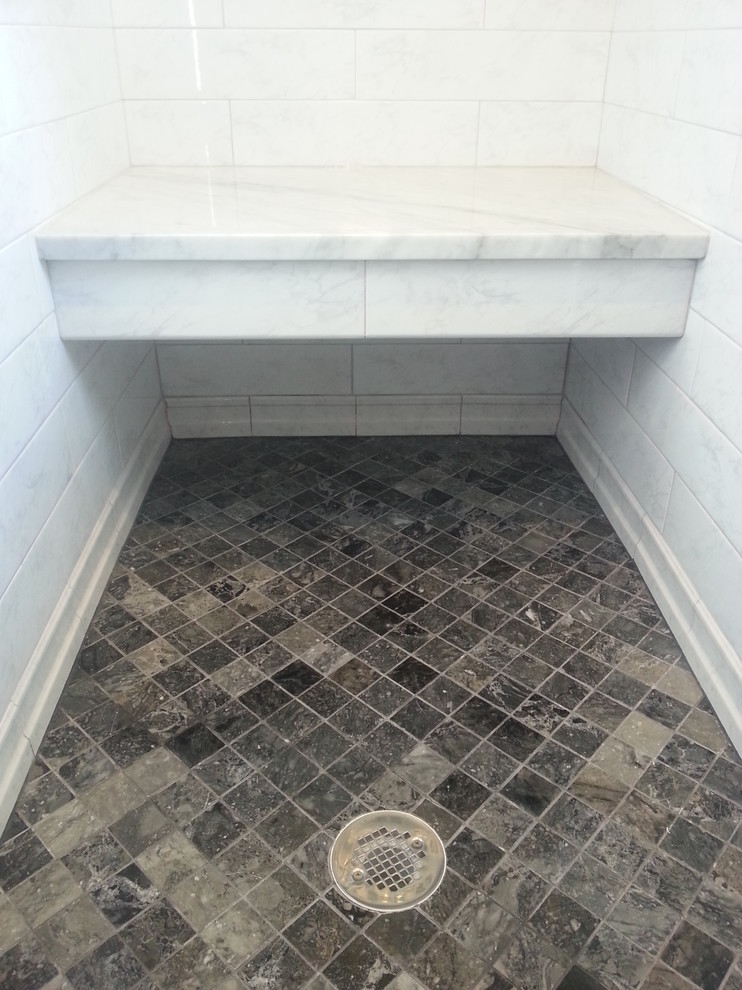 Cette image montre une douche en alcôve principale traditionnelle de taille moyenne avec un plan vasque, un plan de toilette en marbre, une baignoire sur pieds, WC suspendus, un carrelage gris, des carreaux de céramique, un mur bleu et un sol en marbre.