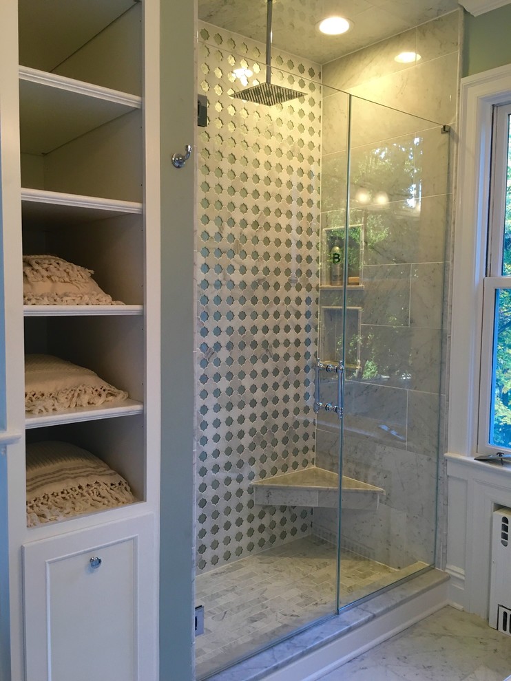 Immagine di una stanza da bagno con doccia chic di medie dimensioni con doccia alcova, WC a due pezzi, piastrelle nere, piastrelle grigie, piastrelle bianche, piastrelle in gres porcellanato, pareti verdi e pavimento in gres porcellanato