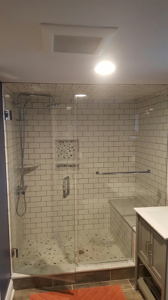 Immagine di una stanza da bagno con doccia tradizionale di medie dimensioni con doccia alcova, WC a due pezzi, piastrelle bianche, piastrelle in gres porcellanato, pareti grigie e pavimento in gres porcellanato