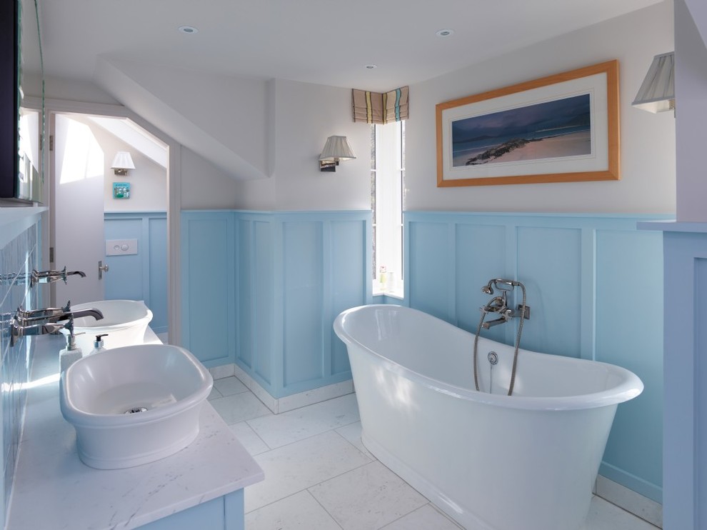 Foto di una stanza da bagno padronale chic di medie dimensioni con ante blu, vasca freestanding, pareti beige, lavabo a bacinella, pavimento bianco e top bianco