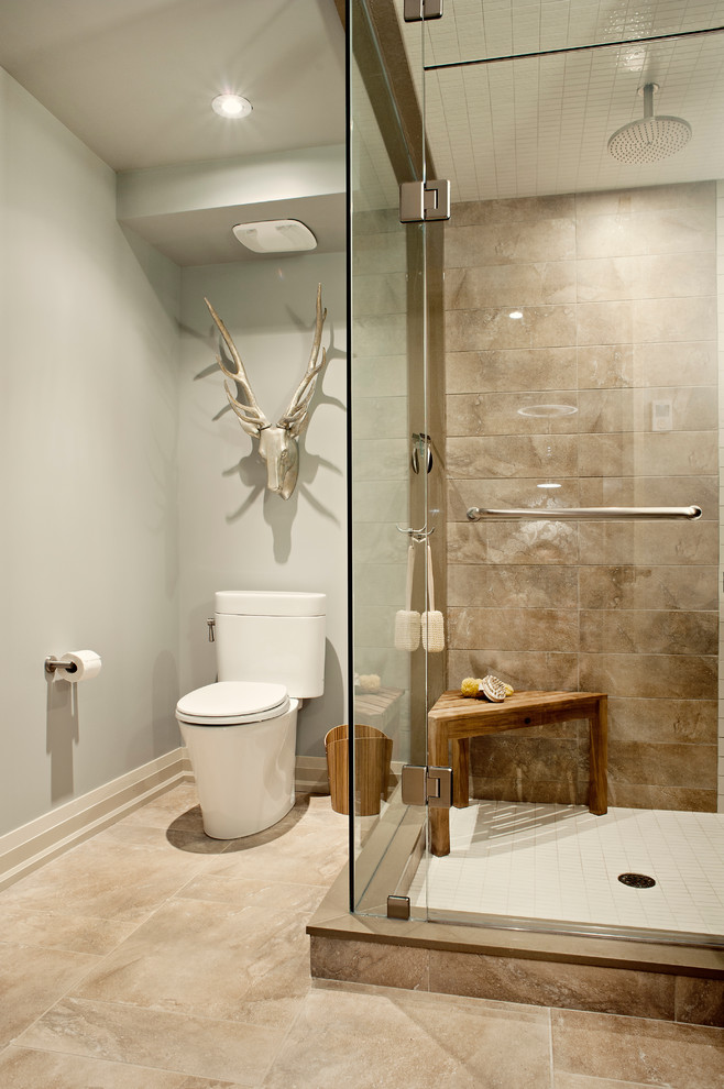 Aménagement d'une salle de bain classique avec une douche d'angle et un carrelage beige.