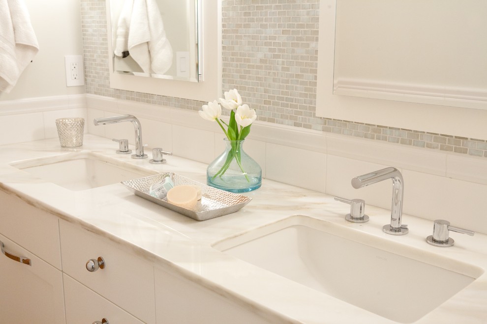 Immagine di una stanza da bagno classica di medie dimensioni con ante bianche, piastrelle grigie, piastrelle a mosaico, lavabo sottopiano e top in marmo