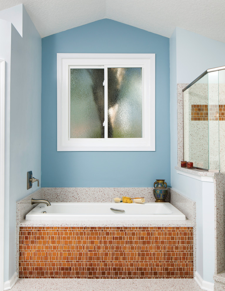 Idée de décoration pour une grande salle de bain principale tradition en bois brun avec un lavabo encastré, un placard avec porte à panneau encastré, une baignoire en alcôve, une douche d'angle, un carrelage multicolore, un carrelage en pâte de verre et un mur blanc.