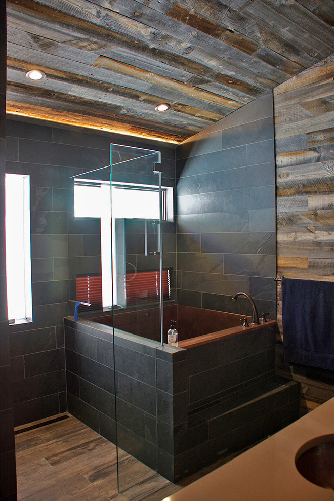 Стильный дизайн: главная ванная комната среднего размера в стиле рустика с японской ванной, черной плиткой, плиткой из сланца, серыми стенами и коричневым полом - последний тренд