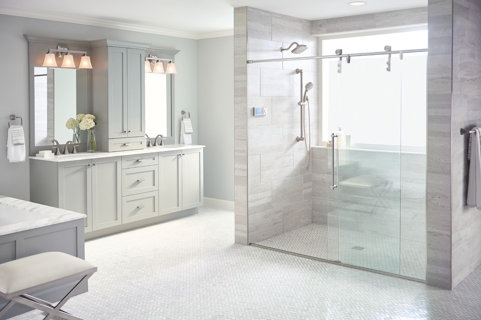 Imagen de cuarto de baño principal clásico renovado con ducha a ras de suelo y paredes grises