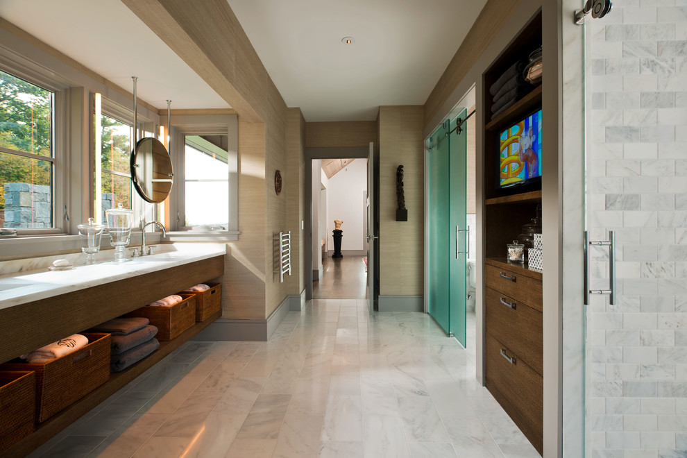 Foto de cuarto de baño rectangular clásico renovado con armarios con paneles lisos, puertas de armario de madera en tonos medios y paredes beige