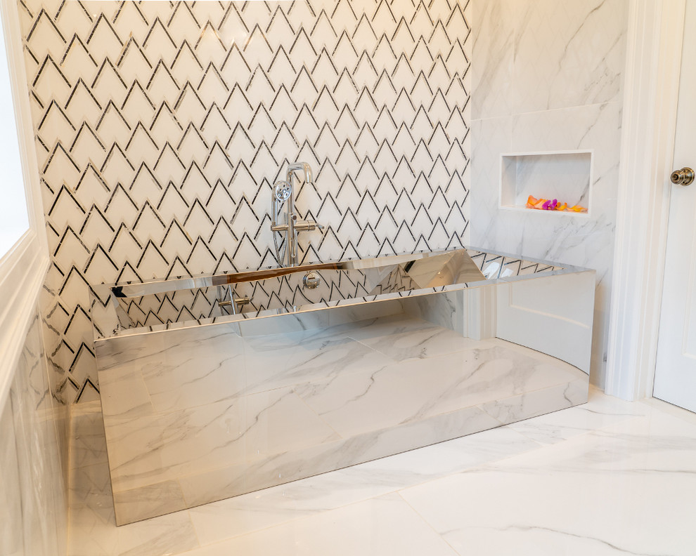 Diseño de cuarto de baño tradicional renovado con bañera exenta, baldosas y/o azulejos blancos, baldosas y/o azulejos de mármol, suelo de mármol y suelo blanco