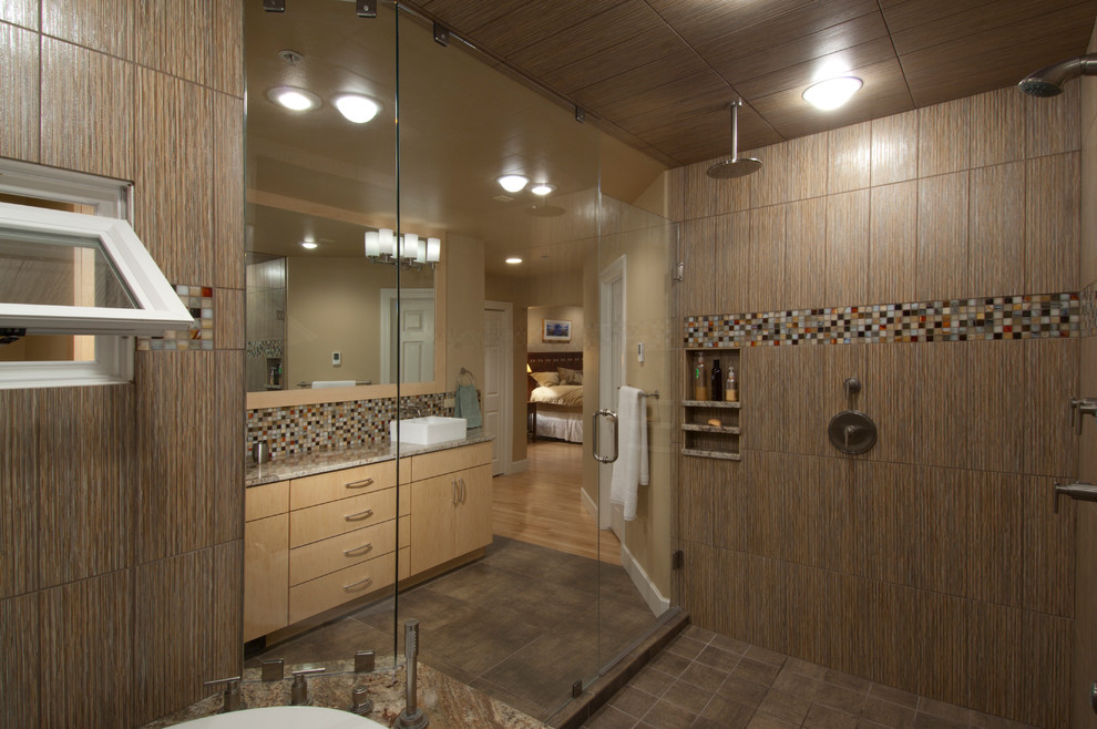 Cette photo montre une grande salle de bain principale tendance en bois clair avec une vasque, un placard à porte plane, un plan de toilette en granite, une baignoire posée, un combiné douche/baignoire, un carrelage multicolore, mosaïque et un mur beige.