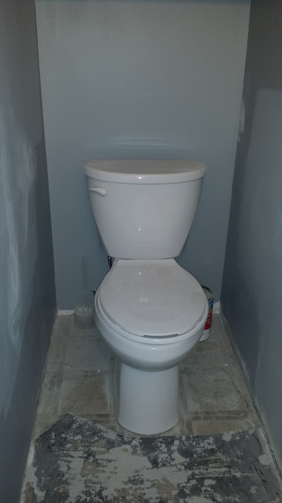 Klassisk inredning av ett mellanstort badrum med dusch, med ett nedsänkt handfat, luckor med upphöjd panel, vita skåp, laminatbänkskiva, en dusch i en alkov, en toalettstol med separat cisternkåpa och grå väggar