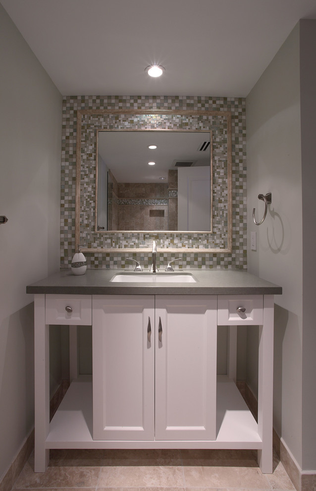 Exemple d'une salle de bain chic de taille moyenne avec un placard avec porte à panneau encastré, des portes de placard blanches, un carrelage multicolore, mosaïque, un mur gris, un sol en carrelage de céramique, un lavabo posé, un plan de toilette en surface solide, un sol beige et un plan de toilette gris.