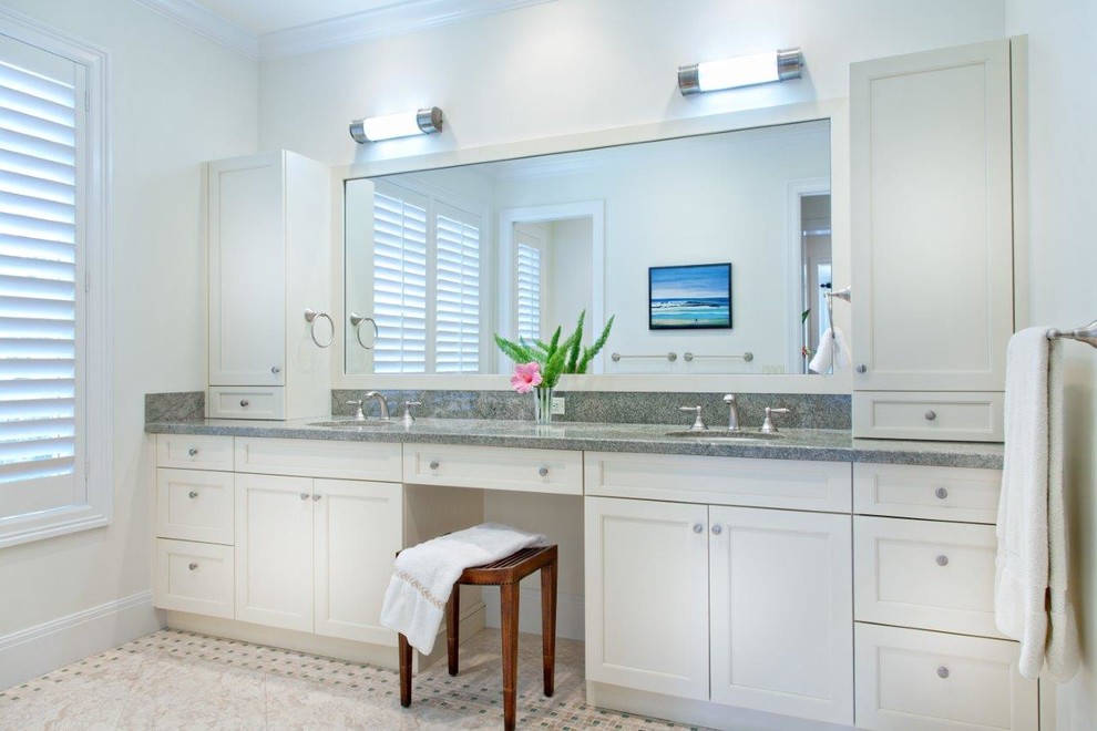 Idéer för ett stort klassiskt en-suite badrum, med ett undermonterad handfat, släta luckor, vita skåp, laminatbänkskiva, beige kakel, stenkakel, vita väggar och travertin golv