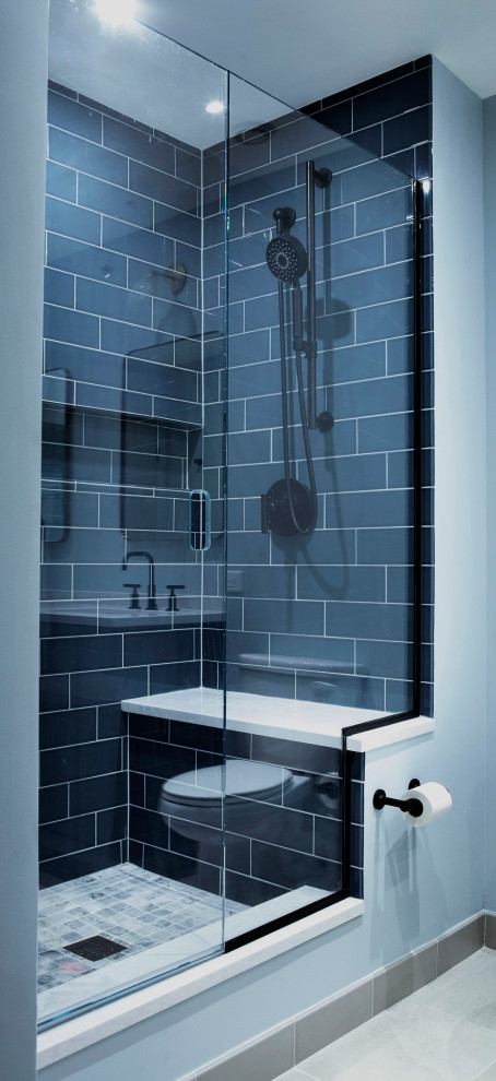 Пример оригинального дизайна: главная ванная комната среднего размера в стиле неоклассика (современная классика) с фасадами с выступающей филенкой, синими фасадами, открытым душем, раздельным унитазом, синей плиткой, керамогранитной плиткой, синими стенами, бетонным полом, врезной раковиной, столешницей из кварцита, бежевым полом, душем с распашными дверями, белой столешницей, сиденьем для душа, тумбой под две раковины и встроенной тумбой