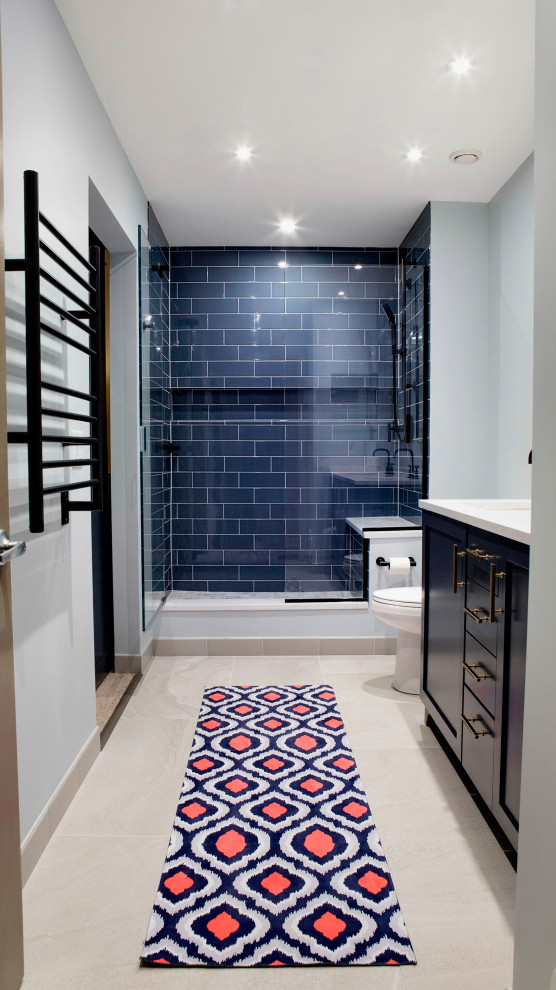 Идея дизайна: главная ванная комната среднего размера в стиле неоклассика (современная классика) с фасадами с выступающей филенкой, синими фасадами, открытым душем, раздельным унитазом, синей плиткой, керамогранитной плиткой, синими стенами, бетонным полом, врезной раковиной, столешницей из кварцита, бежевым полом, душем с распашными дверями, белой столешницей, сиденьем для душа, тумбой под две раковины и встроенной тумбой
