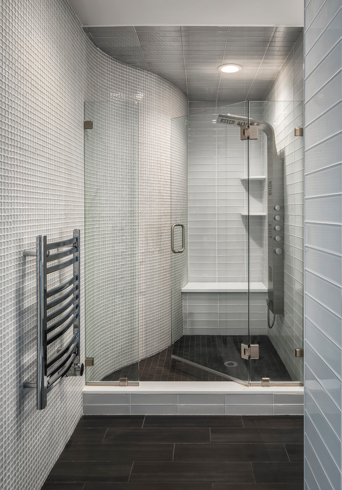 Пример оригинального дизайна: главная ванная комната среднего размера в стиле неоклассика (современная классика) с плоскими фасадами, белыми фасадами, отдельно стоящей ванной, душем в нише, серой плиткой, стеклянной плиткой, серыми стенами, темным паркетным полом, настольной раковиной, столешницей из искусственного камня, коричневым полом и душем с распашными дверями