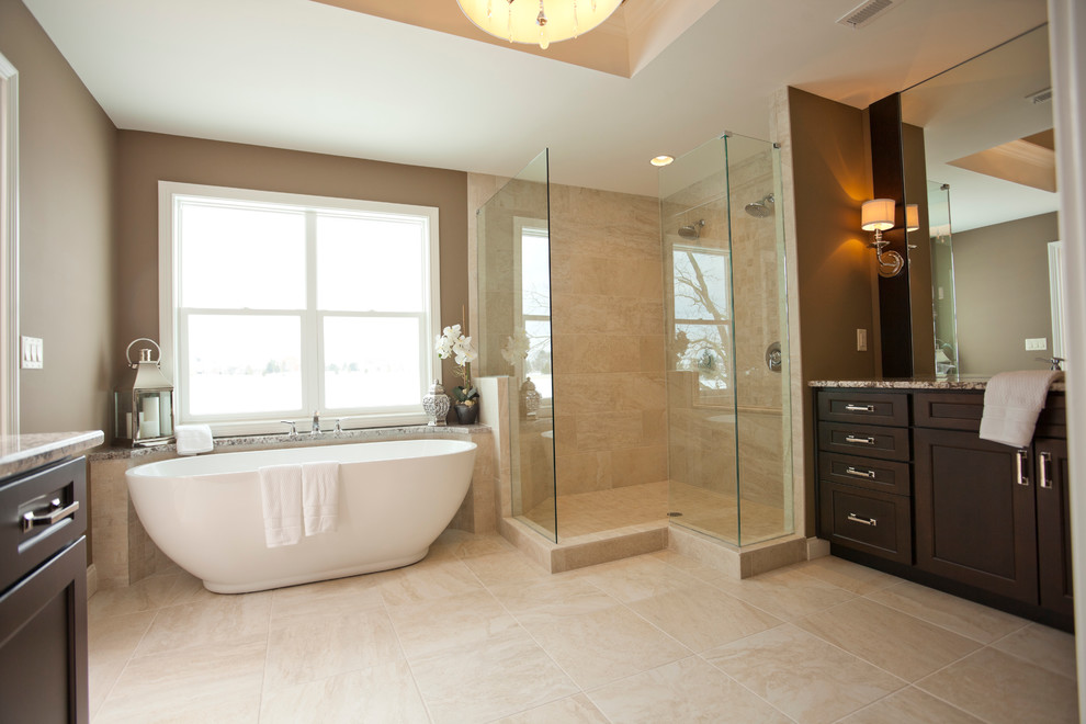 Esempio di una stanza da bagno tradizionale di medie dimensioni con ante in stile shaker, ante in legno bruno, vasca freestanding, doccia ad angolo, piastrelle beige e pareti marroni