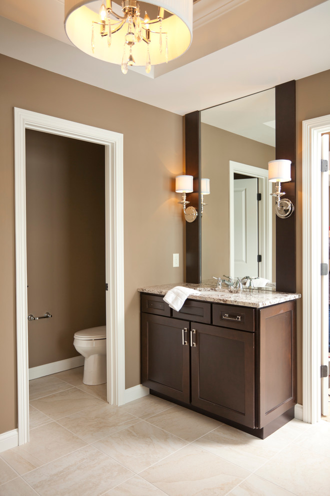 Esempio di una stanza da bagno chic di medie dimensioni con ante in stile shaker, ante in legno bruno, vasca freestanding, doccia ad angolo, piastrelle beige e pareti marroni