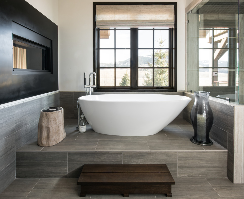 Idéer för ett mellanstort modernt en-suite badrum, med ett fristående badkar, grå kakel, vita väggar, en dusch i en alkov, porslinskakel, klinkergolv i porslin, grått golv och dusch med gångjärnsdörr
