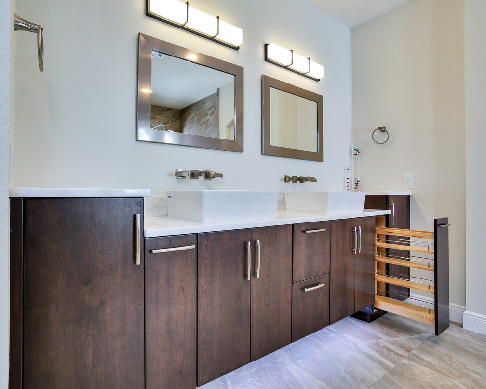 Foto di una stanza da bagno padronale tradizionale di medie dimensioni con ante lisce e ante marroni