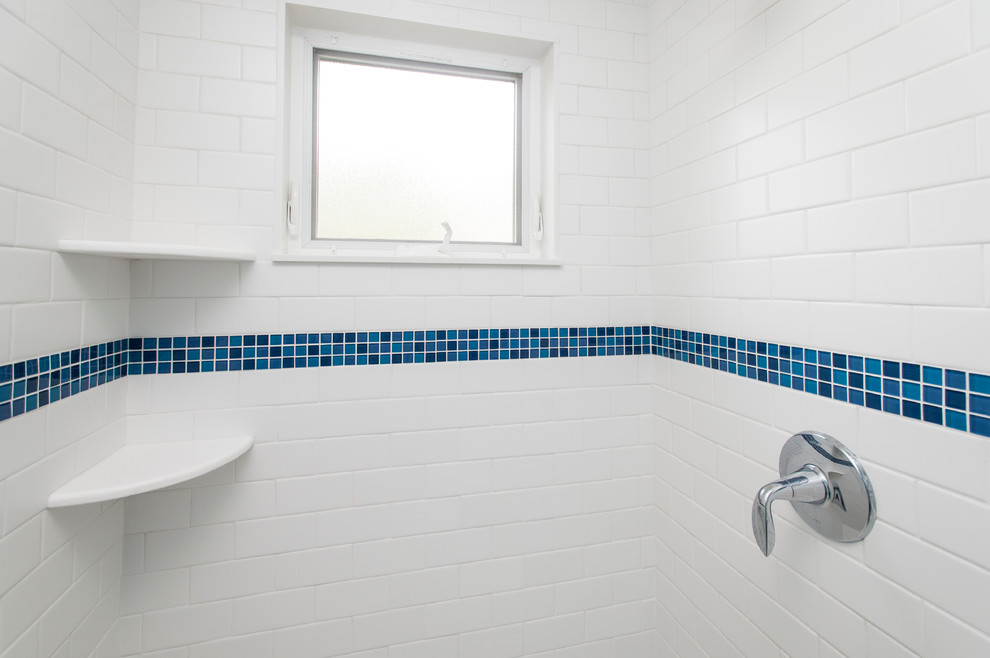 Imagen de cuarto de baño infantil tradicional renovado pequeño con bañera empotrada, combinación de ducha y bañera, baldosas y/o azulejos azules y baldosas y/o azulejos de cemento