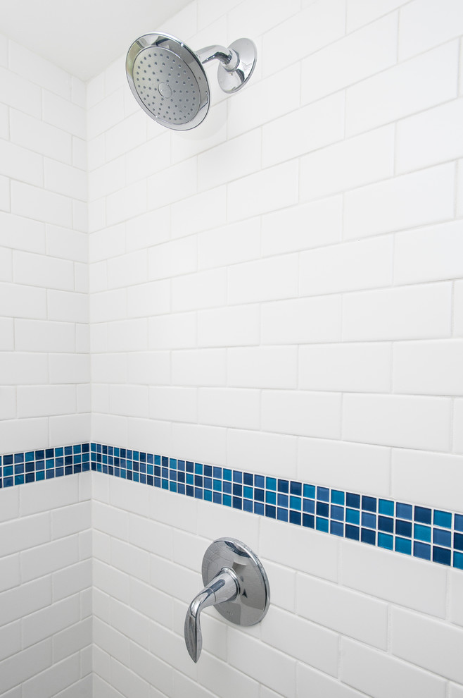 Imagen de cuarto de baño infantil tradicional renovado pequeño con bañera empotrada, combinación de ducha y bañera, baldosas y/o azulejos azules y baldosas y/o azulejos de cemento