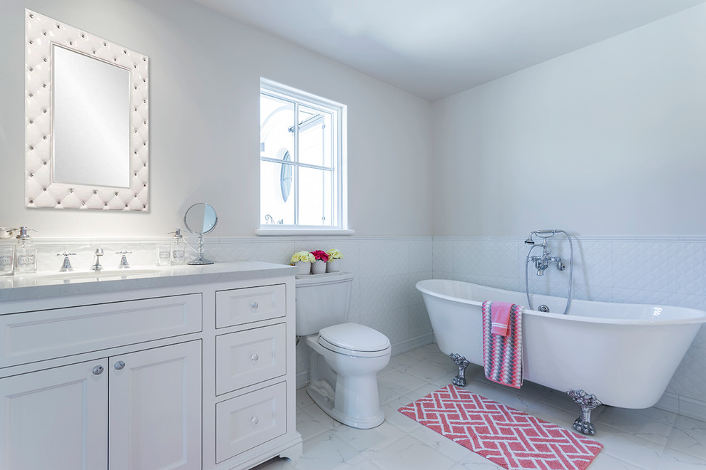 Exempel på ett mycket stort klassiskt en-suite badrum, med luckor med infälld panel, vita skåp, vit kakel, porslinskakel, vita väggar, klinkergolv i porslin och bänkskiva i akrylsten