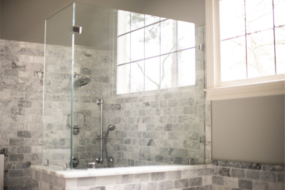На фото: главная ванная комната среднего размера в стиле неоклассика (современная классика) с отдельно стоящей ванной, душем в нише, керамогранитной плиткой, серыми стенами, полом из керамогранита, серым полом и душем с распашными дверями с