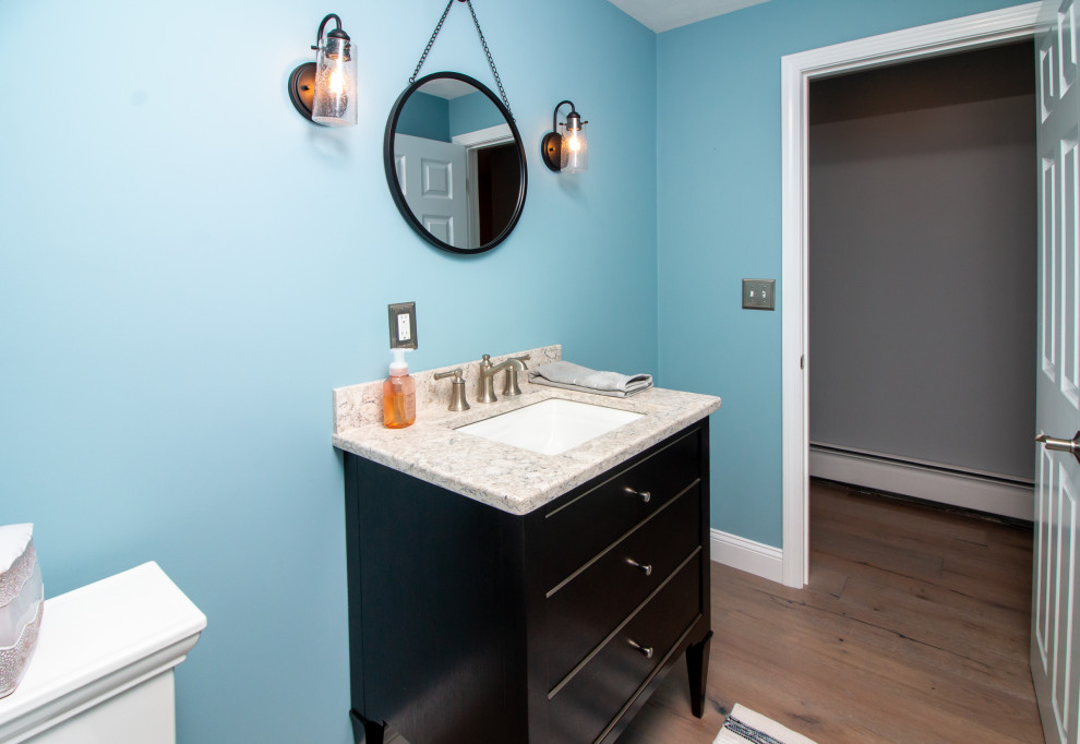 Exempel på ett mellanstort klassiskt flerfärgad flerfärgat badrum med dusch, med släta luckor, svarta skåp, en toalettstol med separat cisternkåpa, blå väggar, vinylgolv, ett undermonterad handfat, bänkskiva i kvarts och flerfärgat golv