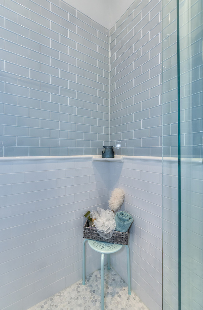 ジャクソンビルにあるお手頃価格の中くらいなトランジショナルスタイルのおしゃれな浴室 (ガラスタイル、大理石の洗面台) の写真