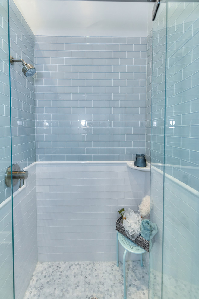 Imagen de cuarto de baño clásico renovado de tamaño medio con baldosas y/o azulejos de vidrio y encimera de mármol