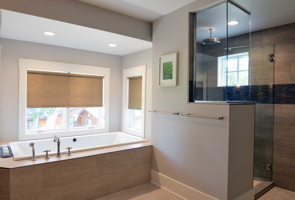 Идея дизайна: главная ванная комната среднего размера в стиле неоклассика (современная классика) с накладной ванной, открытым душем, бежевой плиткой, керамогранитной плиткой, серыми стенами и полом из керамогранита