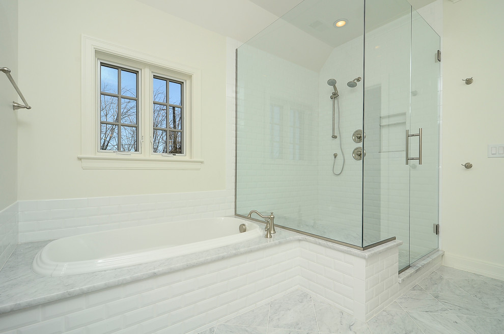 Пример оригинального дизайна: большая главная ванная комната в стиле неоклассика (современная классика) с накладной ванной, открытым душем, белой плиткой, плиткой кабанчик, бежевыми стенами и мраморным полом