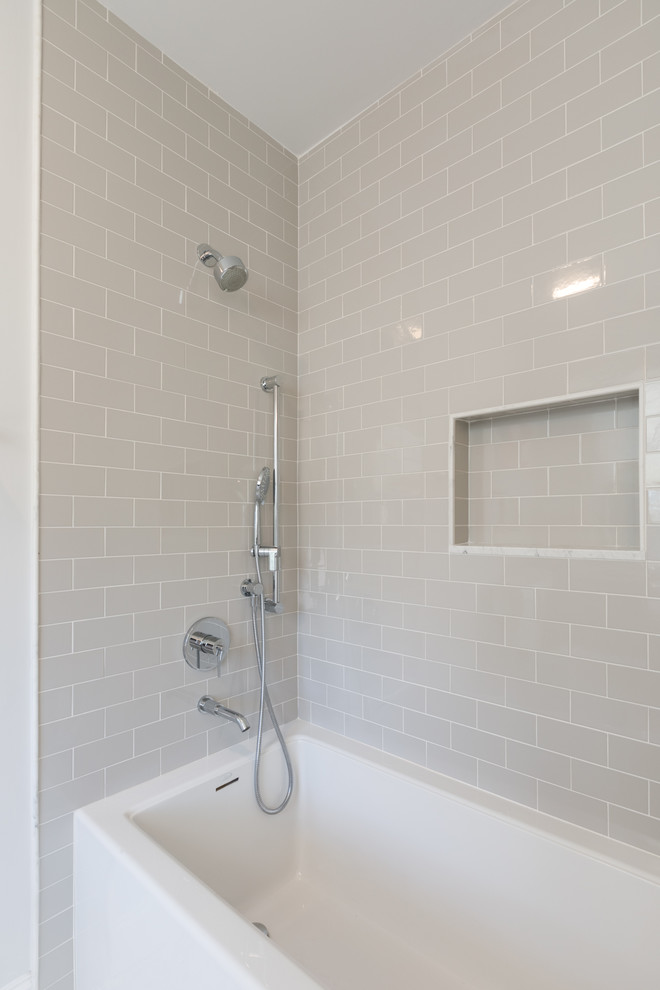 На фото: ванная комната среднего размера в стиле неоклассика (современная классика) с плоскими фасадами, плиткой кабанчик, белыми стенами, мраморным полом, врезной раковиной, мраморной столешницей, душем над ванной, серой плиткой, белым полом и шторкой для ванной
